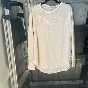 Buckle gimmicks mesh embroidered top